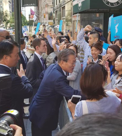 교민 등 뉴욕 시민들과 악수하는 문재인 대통령(사진=문재인 페이스북 캡처)